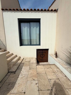 Exterior detail - Villa with a private pool between the sea and the vineyards (Beaulieu)