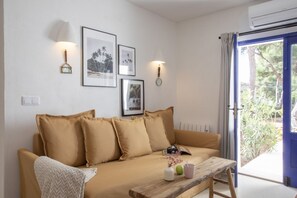 Ein Wohnzimmer mit einer Couch, einem Couchtisch und Wandleuchten.