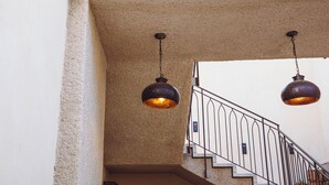 Eine Treppe mit strukturierter Wand und Metallgeländer.