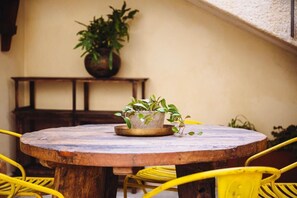 Outdoor dining - City of David - Boutique Stay by the Western Wall (Jerusalem)