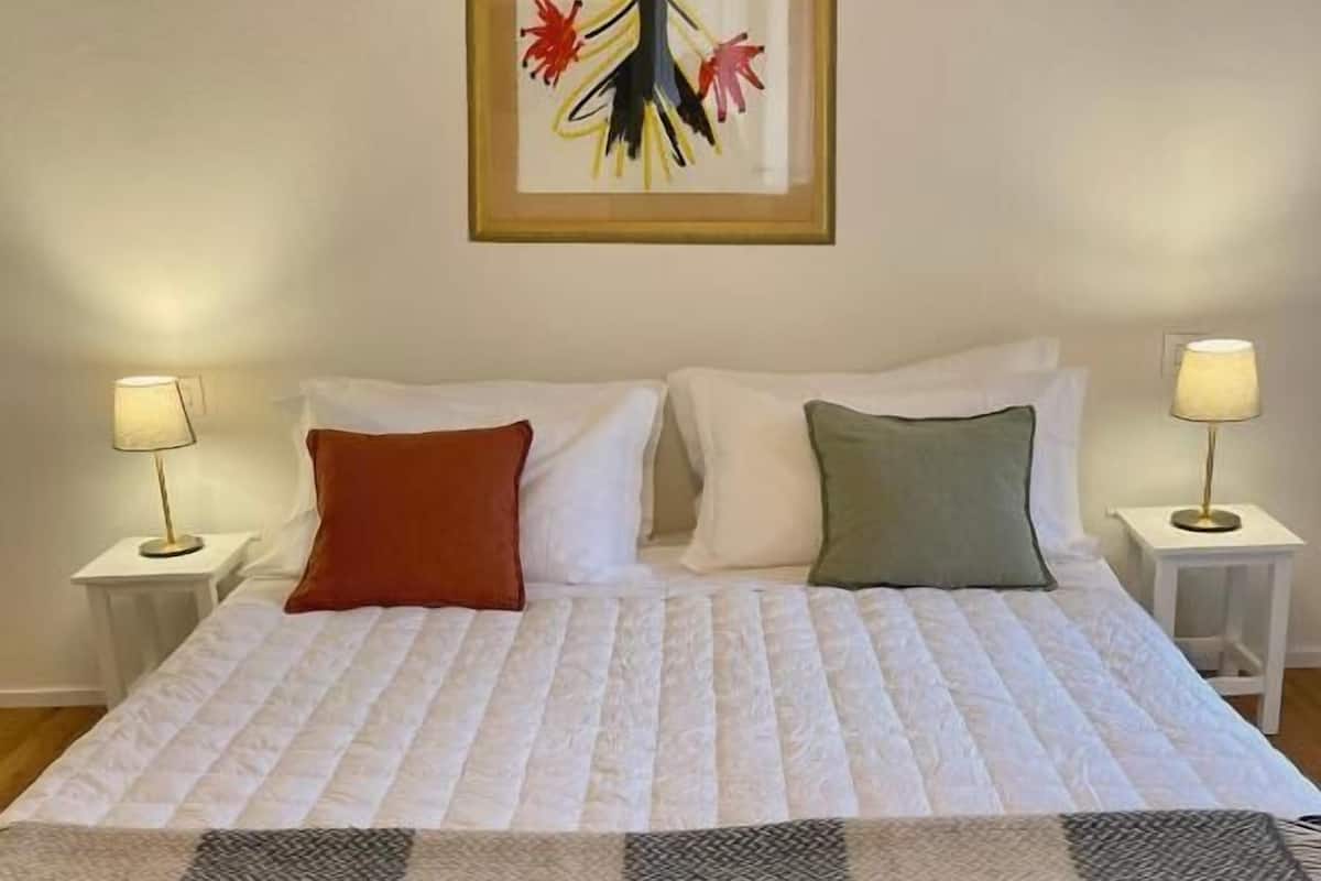 Kamar Double Comfort, 1 Tempat Tidur Queen, Bebas Asap Rokok, pemandangan kebun | Meja kerja dan Wi-Fi gratis