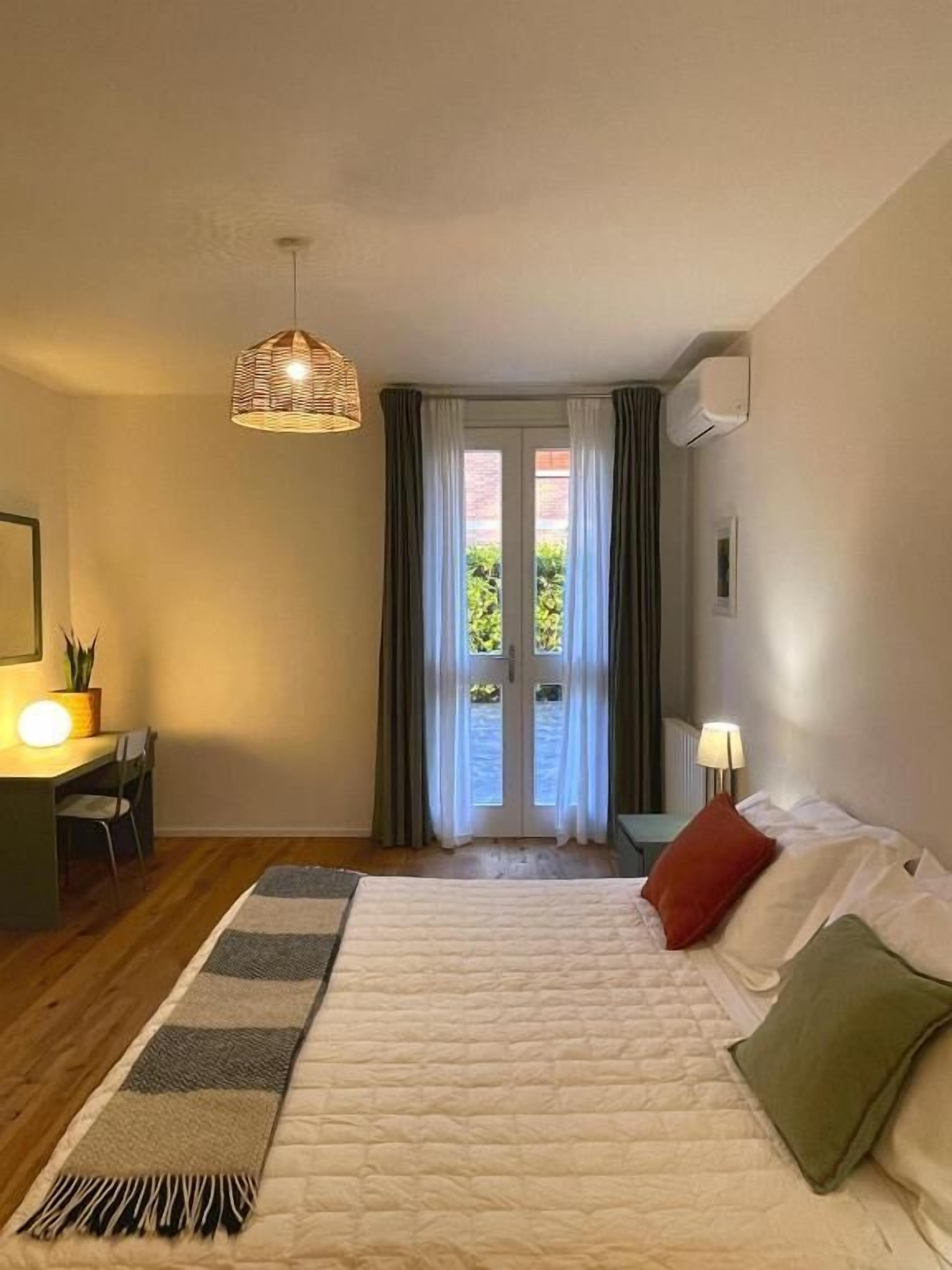 Quarto quádruplo conforto, para não fumantes, vista para o pátio | Escrivaninha, Wi-Fi de cortesia, acesso para cadeiras de rodas