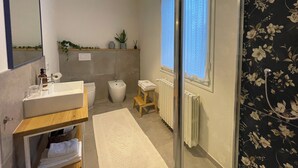 Comfort Double Room, 1 Queen Bed, Non Smoking, Garden View | Bathroom | Shower, hair dryer, towels, shampoo - Casa Campo (Campogalliano)