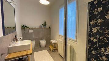 Comfort Double Room, 1 Queen Bed, Non Smoking, Garden View | Bathroom | Shower, hair dryer, towels, shampoo