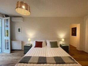 Quarto quádruplo conforto, para não fumantes, vista para o pátio | Escrivaninha, Wi-Fi de cortesia, acesso para cadeiras de rodas