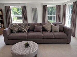 Smart TV - Fabulous 5 bed house with indoor swimming pool and hot tub in 1066 Country (Windmill Hill, Hailsham)