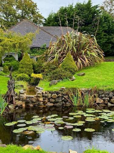 Fabulous 5 bed house with indoor swimming pool and hot tub in 1066 Country