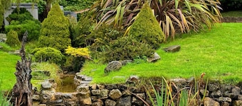 Fabulous 5 bed house with indoor swimming pool and hot tub in 1066 Country