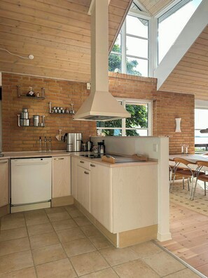 Coffee/tea maker, microwave, oven, dishwasher - House with views and beach near Bogense (Bogense)