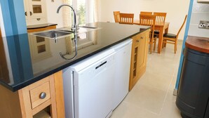 Mesin pencuci piring dan peralatan masak/sendok-piring
