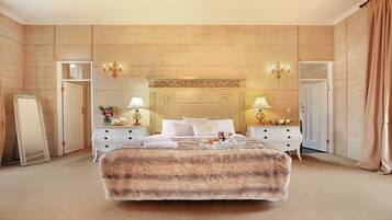 Iron/ironing board, bed sheets