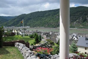 A coastal town with houses, a flag, and a mountain backdrop. - Holiday apartment in Kestert with Wi-Fi (Kestert)