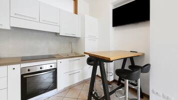 Fridge, stovetop, coffee/tea maker, electric kettle