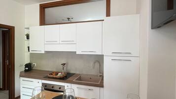 Fridge, stovetop, coffee/tea maker, electric kettle