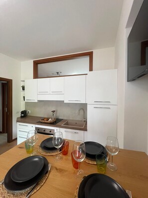 Fridge, stovetop, coffee/tea maker, electric kettle - Apartment 'Zoe Holiday Home' with Wi-Fi (Salò)