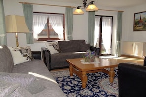 Ein Wohnzimmer mit einer Couch, einem Couchtisch und einer Lampe.