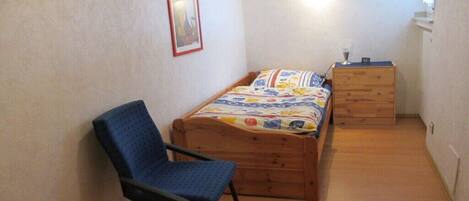 2 quartos, ferros/tábuas de passar roupa, berço de viagem