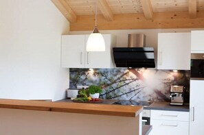 Wasserkocher mit Kaffee-/Teezubehör, Kühlschrank, Mikrowelle, Ofen