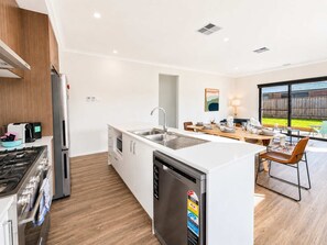 Private kitchen - Modern 4BR Family Retreat near Torquay & Geelong (Armstrong Creek)