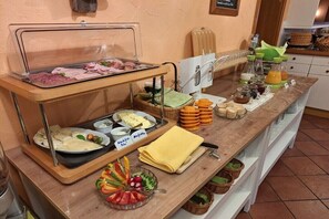 Ein Frühstücksbuffet mit verschiedenen Speisen und Beilagen.