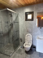 Comfort Bungalow, Mountain View | Bathroom | Shower, hair dryer, towels, soap