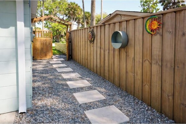 Property grounds - Leo's Studio – Private Entrance (Port Orange)