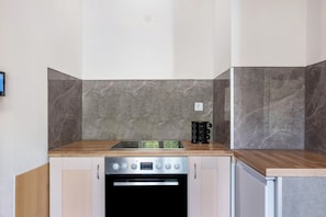 Wasserkocher mit Kaffee-/Teezubehör, Kühlschrank, Ofen, Herdplatte