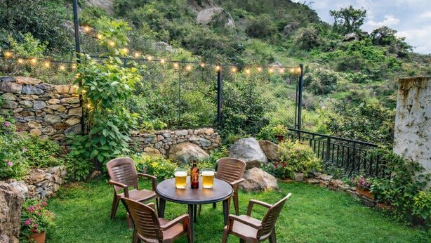 Outdoor dining - Sky Mount Villa (Mount Abu)