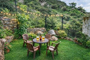 Outdoor dining - Sky Mount Villa (Mount Abu)