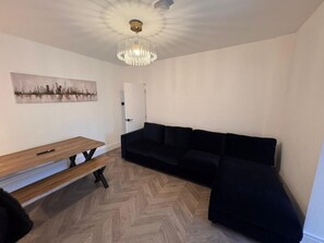 Smart TV - Modern 4-Bedroom Home With Parking in Fabulous Neighborhood. (London)