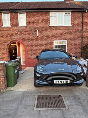 Property grounds - Modern 4-Bedroom Home With Parking in Fabulous Neighborhood. (London)