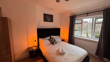 4 bedrooms, iron/ironing board, WiFi, bed sheets