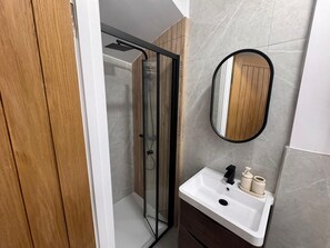 Hair dryer, towels, soap, toilet paper - Modern 4-Bedroom Home With Parking in Fabulous Neighborhood. (London)