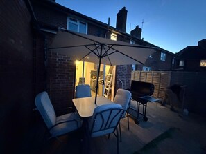 Outdoor dining - Modern 4-Bedroom Home With Parking in Fabulous Neighborhood. (London)