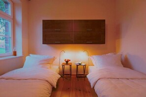 Escritorio, tabla de planchar con plancha y ropa de cama 
