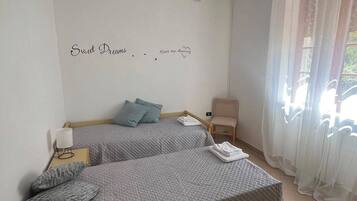 3 Schlafzimmer, Schreibtisch, Bügeleisen/Bügelbrett, Reisekinderbett