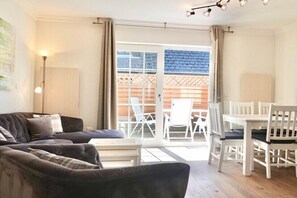 Smart TV, fireplace, DVD player, books - Beach House Holiday Home 1 (Sylt\/ Westerland)