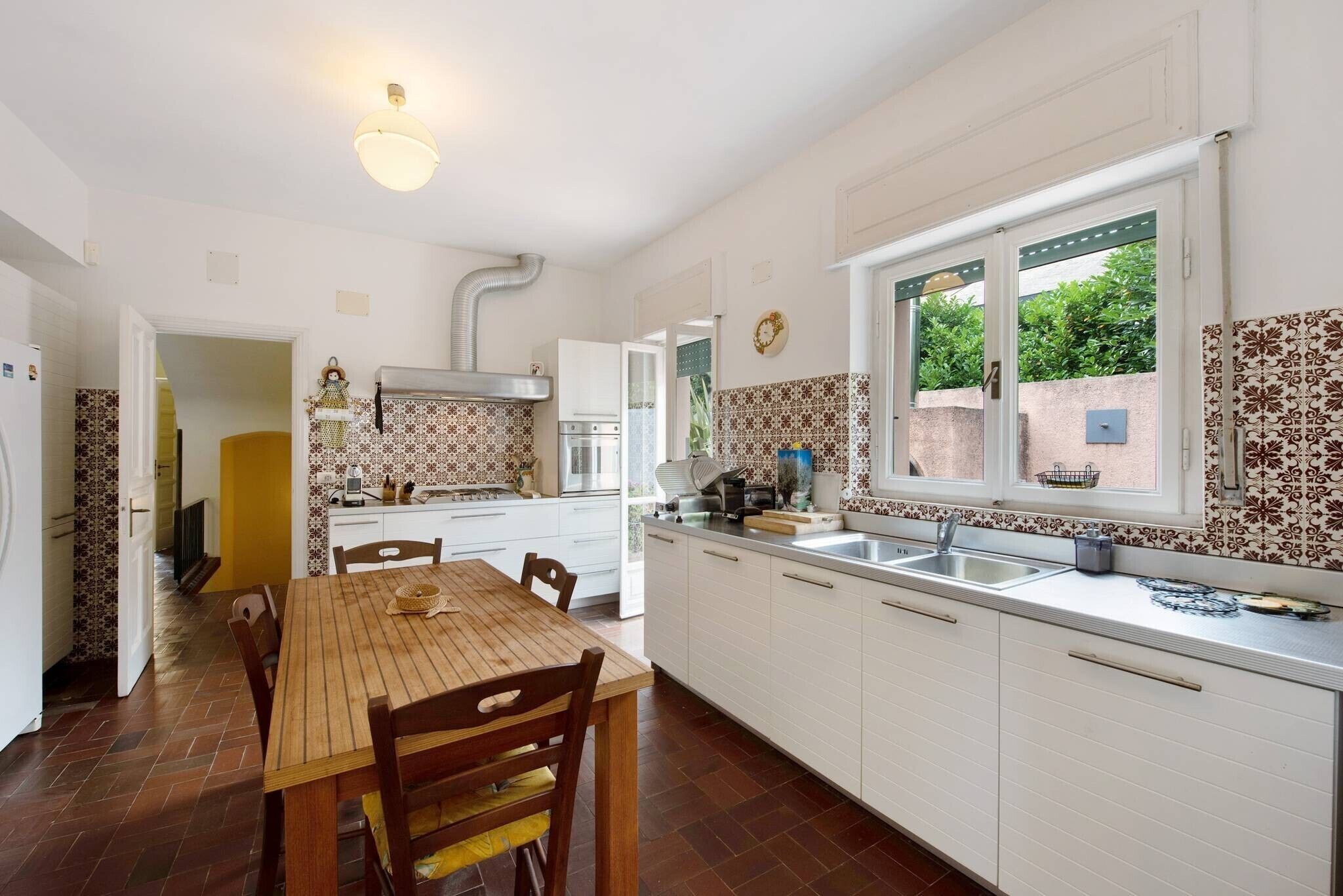 Frigorifero, forno, piano cottura, lavastoviglie