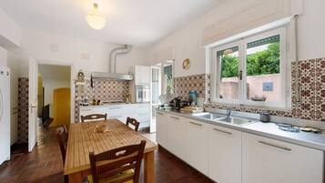 Frigorifero, forno, piano cottura, lavastoviglie