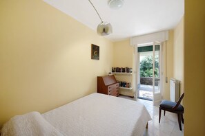 5 bedrooms, iron/ironing board, WiFi, bed sheets