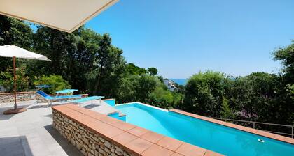Villa Roberta – Pool, Garten, WLAN & privater Parkplatz, Privatsphäre in der Pineta