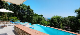 Villa Roberta – Pool, Garden, WiFi & Private Parking, Privacy in the Pinewood