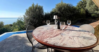 Villa Roberta – Pool, Garden, WiFi & Private Parking, Privacy in the Pinewood