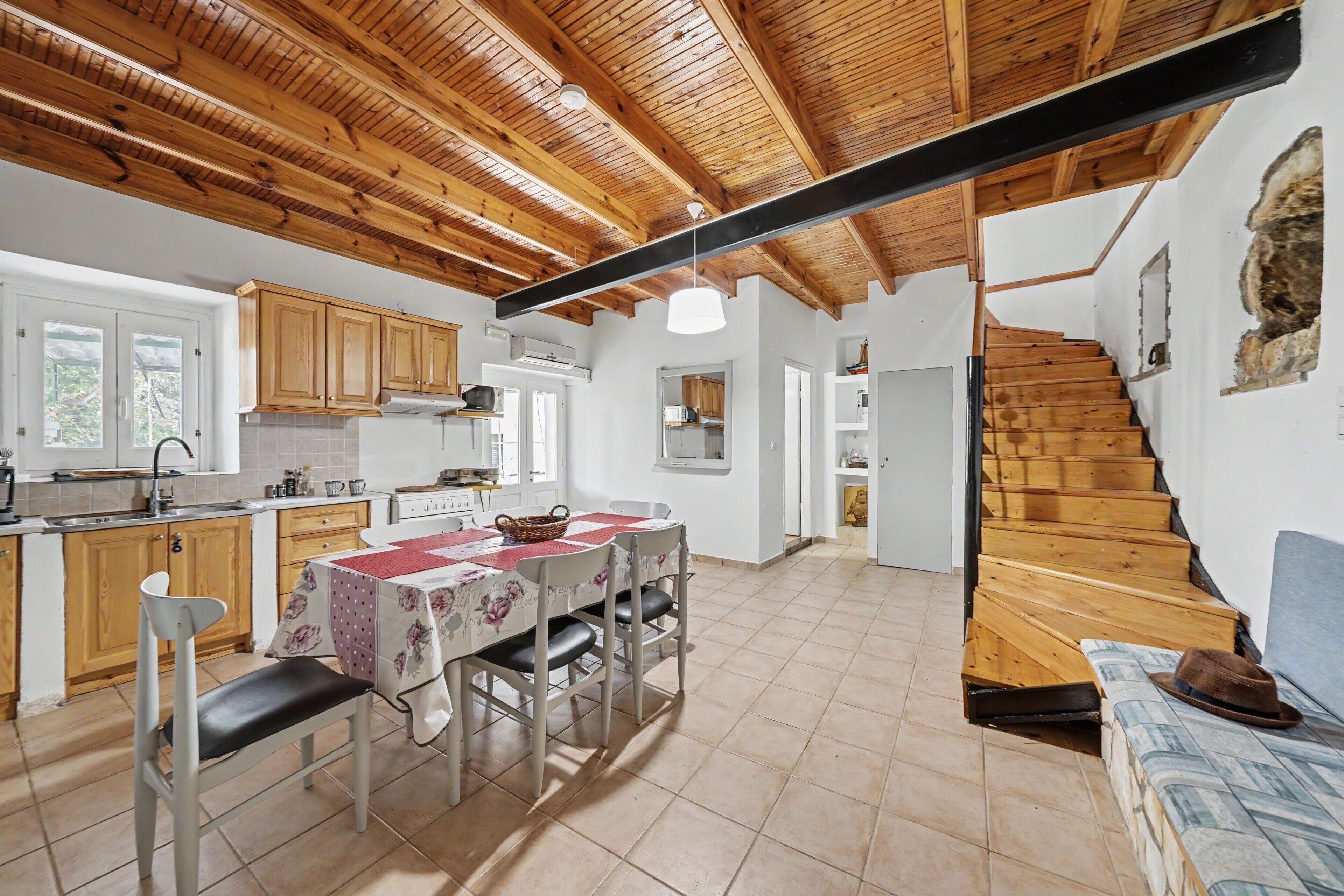 Fridge, oven, stovetop, electric kettle