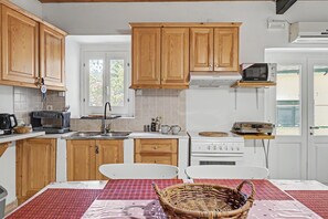 Fridge, oven, stovetop, electric kettle - Apartment 'Tolis House' (Kavallouri)