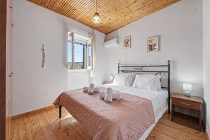 Iron/ironing board, bed sheets - Apartment 'Tolis House' (Kavallouri)