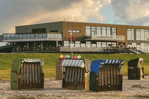 A modern building with large windows and a flat roof. - Holiday home with 3 bedrooms (Varel-Dangast)