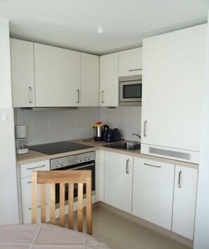 Wasserkocher mit Kaffee-/Teezubehör, Kühlschrank, Mikrowelle, Ofen
