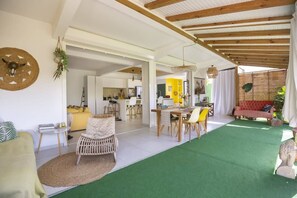 TV - Villa Riva – 5 Bedrooms | Pool | Ideal for Groups (Le Gosier)