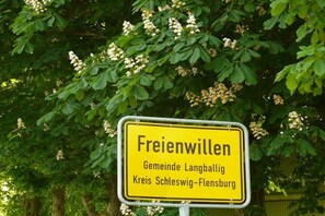 A yellow sign with 'Freienwillen' and 'Gemeinde Langballig Kreis Schleswig-Flensburg' written on it. - Holiday apartment with 1 bedroom (Langballig)